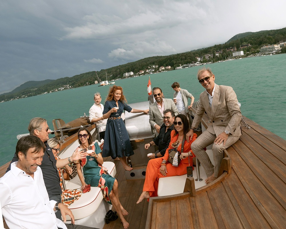 Gruppe an Bord am Luftkissenboot am Wörthersee